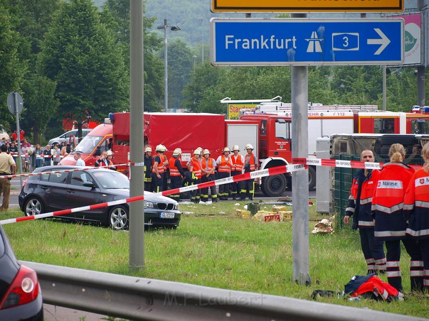 Schwerer Unfall mit Reisebus Lohmar Donrather Dreieck P269.JPG